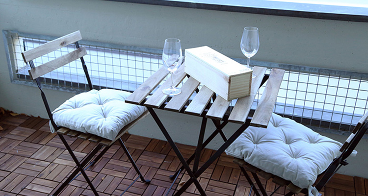 <strong>Balcony</strong> /w table and chairs